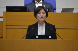 8月28日（水）本会議　質疑する藤本さちこ議員